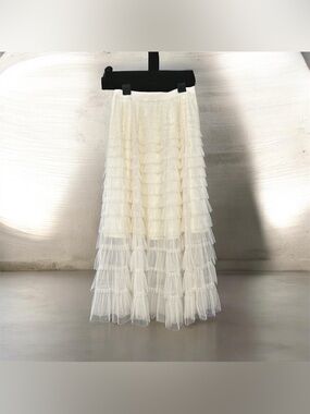 Fun and flirty tulle tiered maxi skirt in size medium
